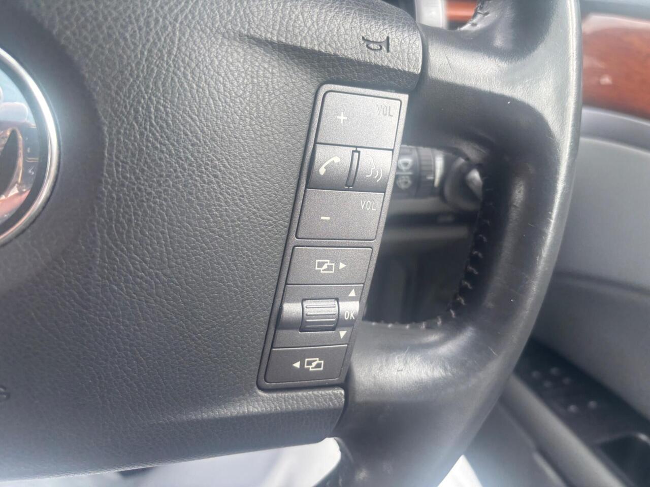 Volkswagen Phaeton — photo 26