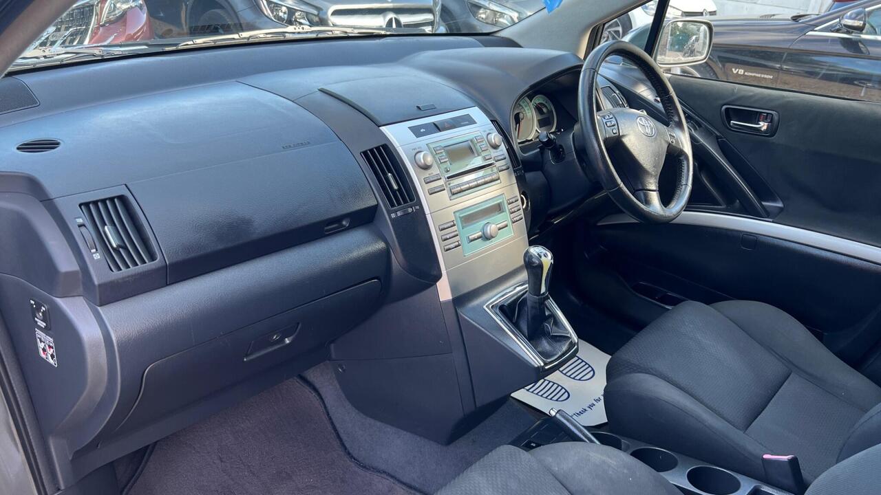 Toyota Corolla Verso — photo 23