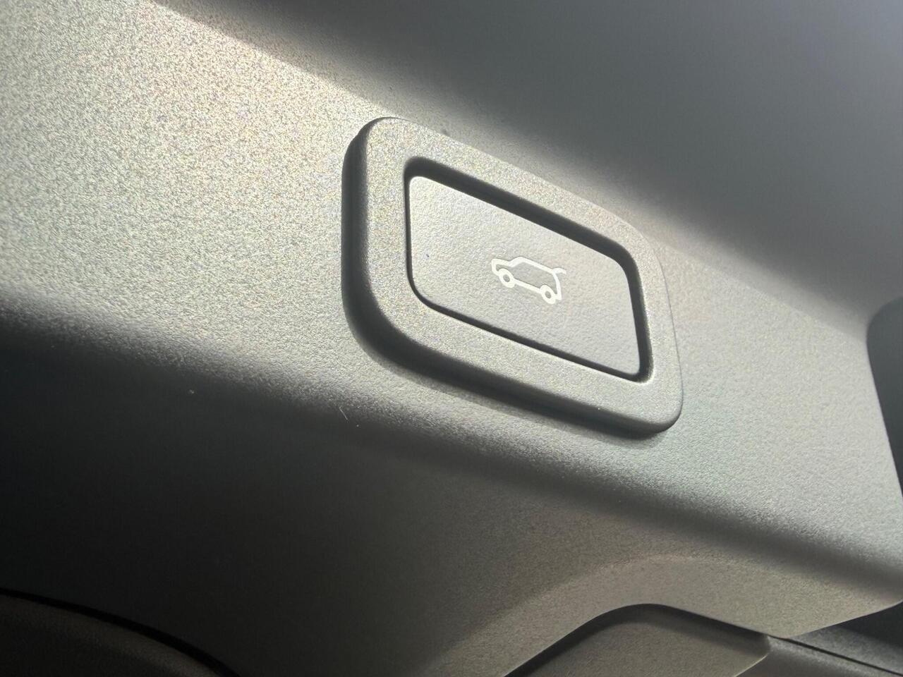 Jaguar F-PACE — photo 16