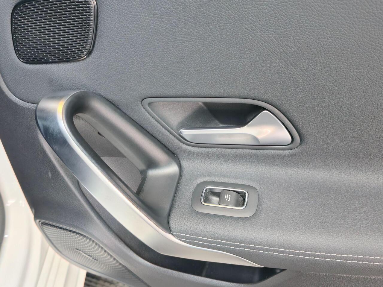 Mercedes-Benz CLA — photo 40