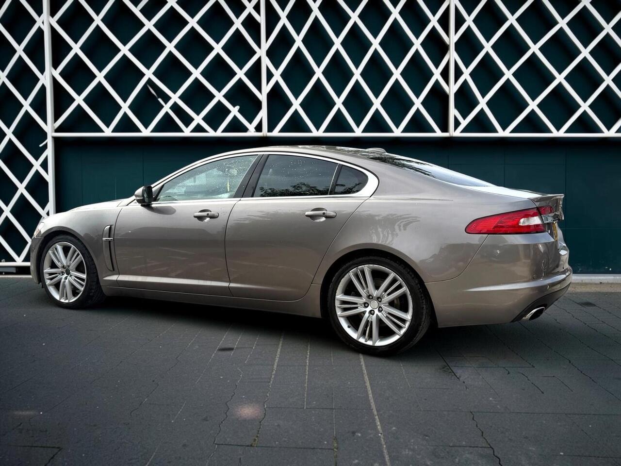 Jaguar XF — photo 4