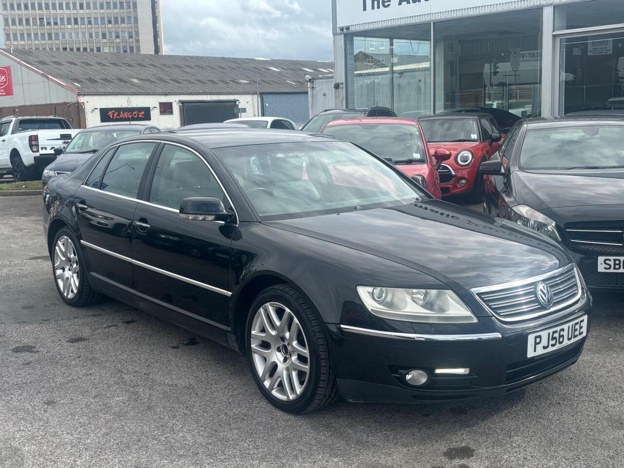 Volkswagen Phaeton — photo 1