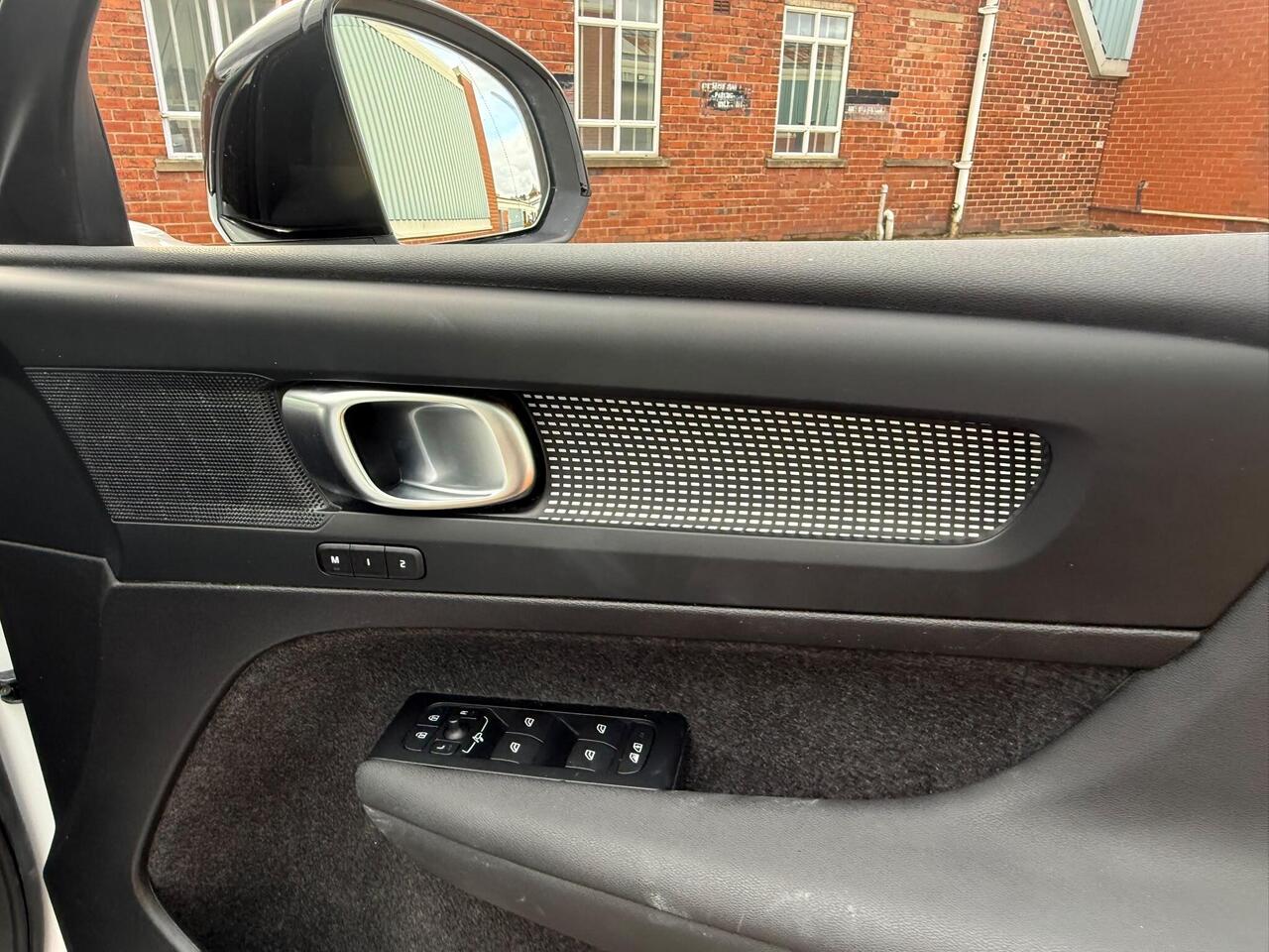 Volvo EX40 — photo 38