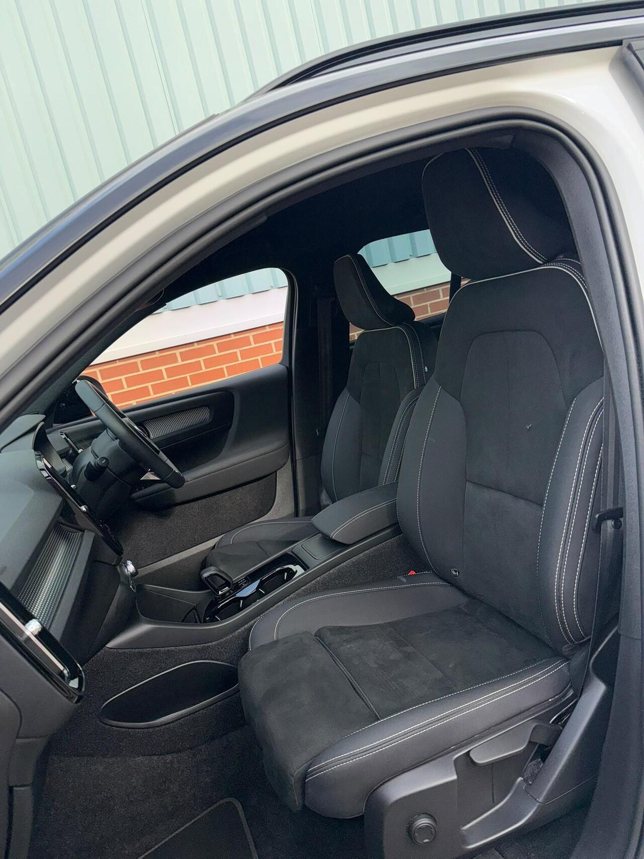 Volvo EX40 — photo 36