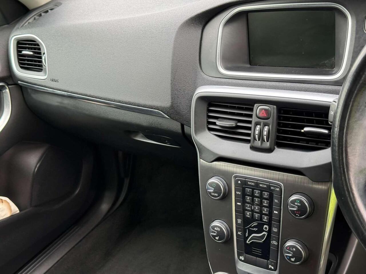 Volvo V40 — photo 21