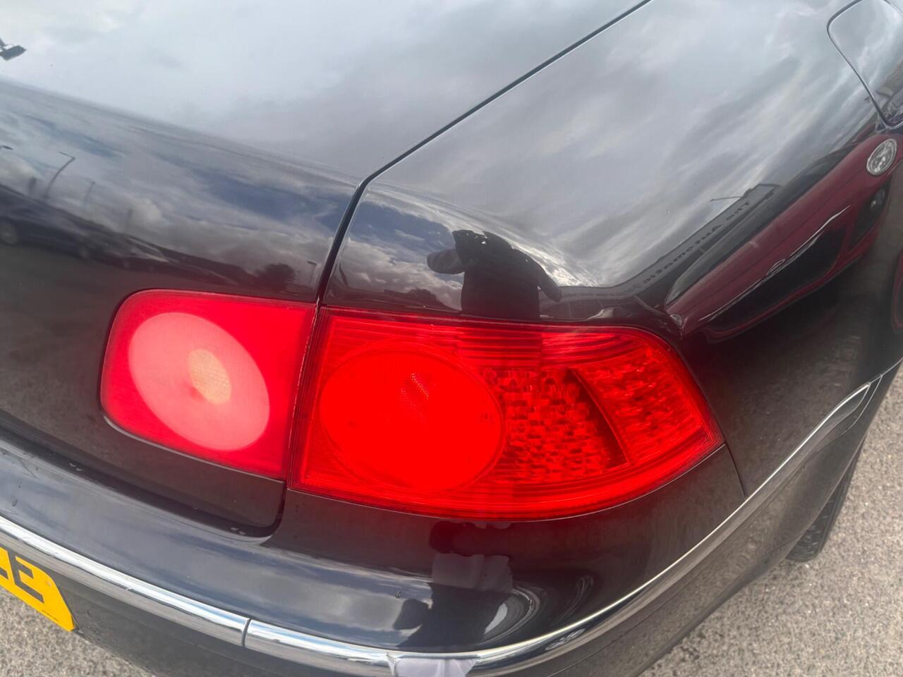 Volkswagen Phaeton — photo 32