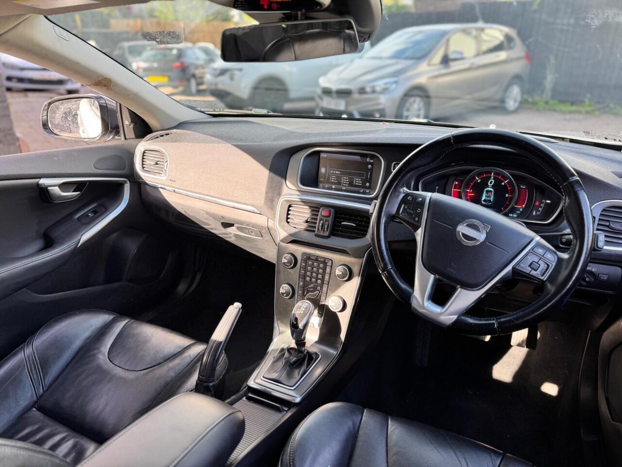 Volvo V40 — photo 11