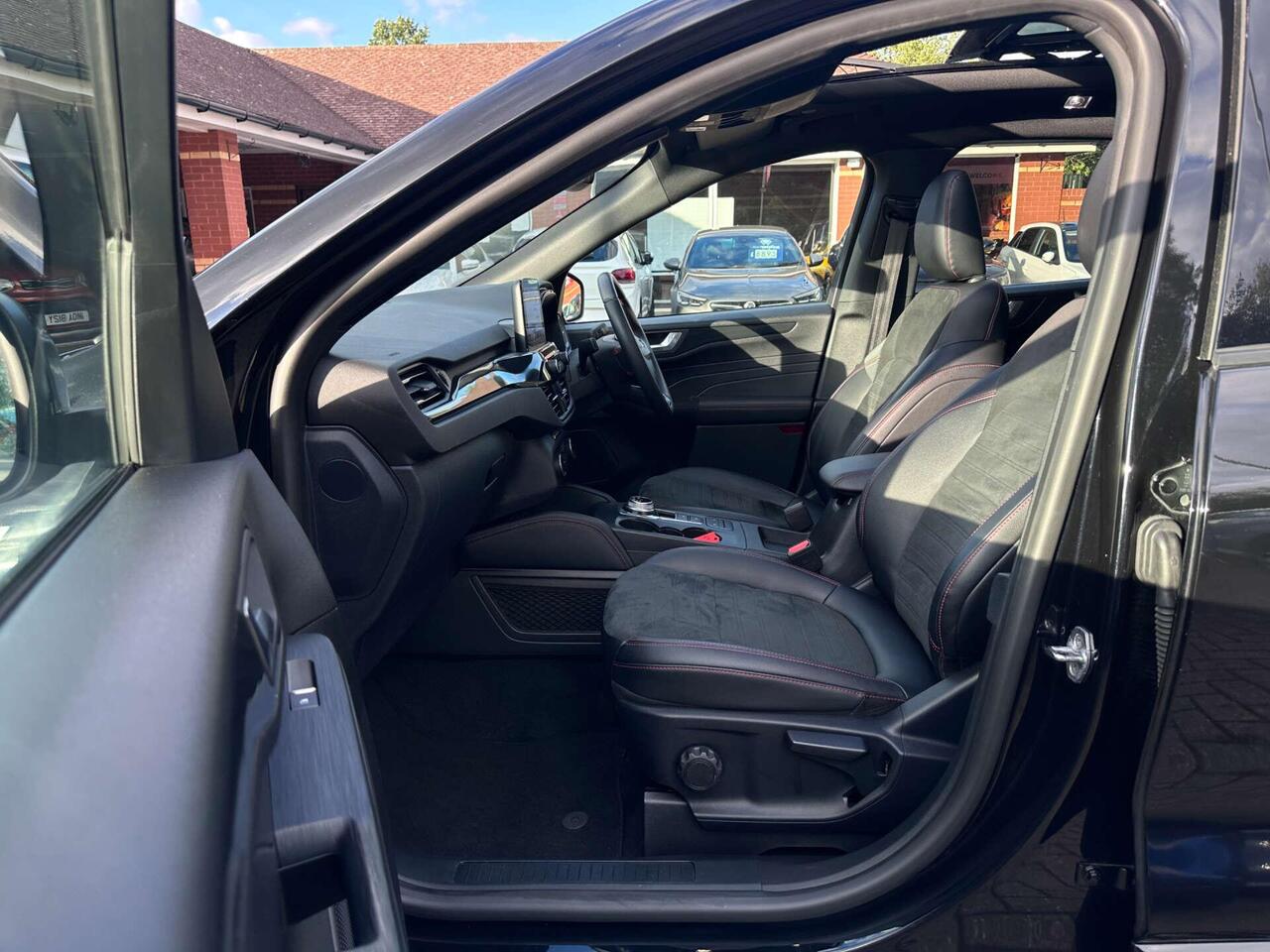Ford Kuga — photo 36