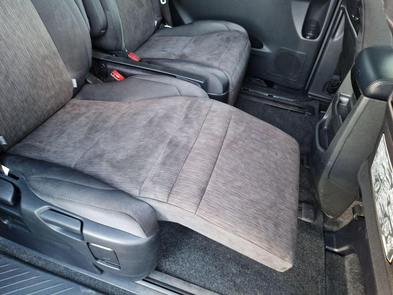 Toyota Vellfire — photo 16