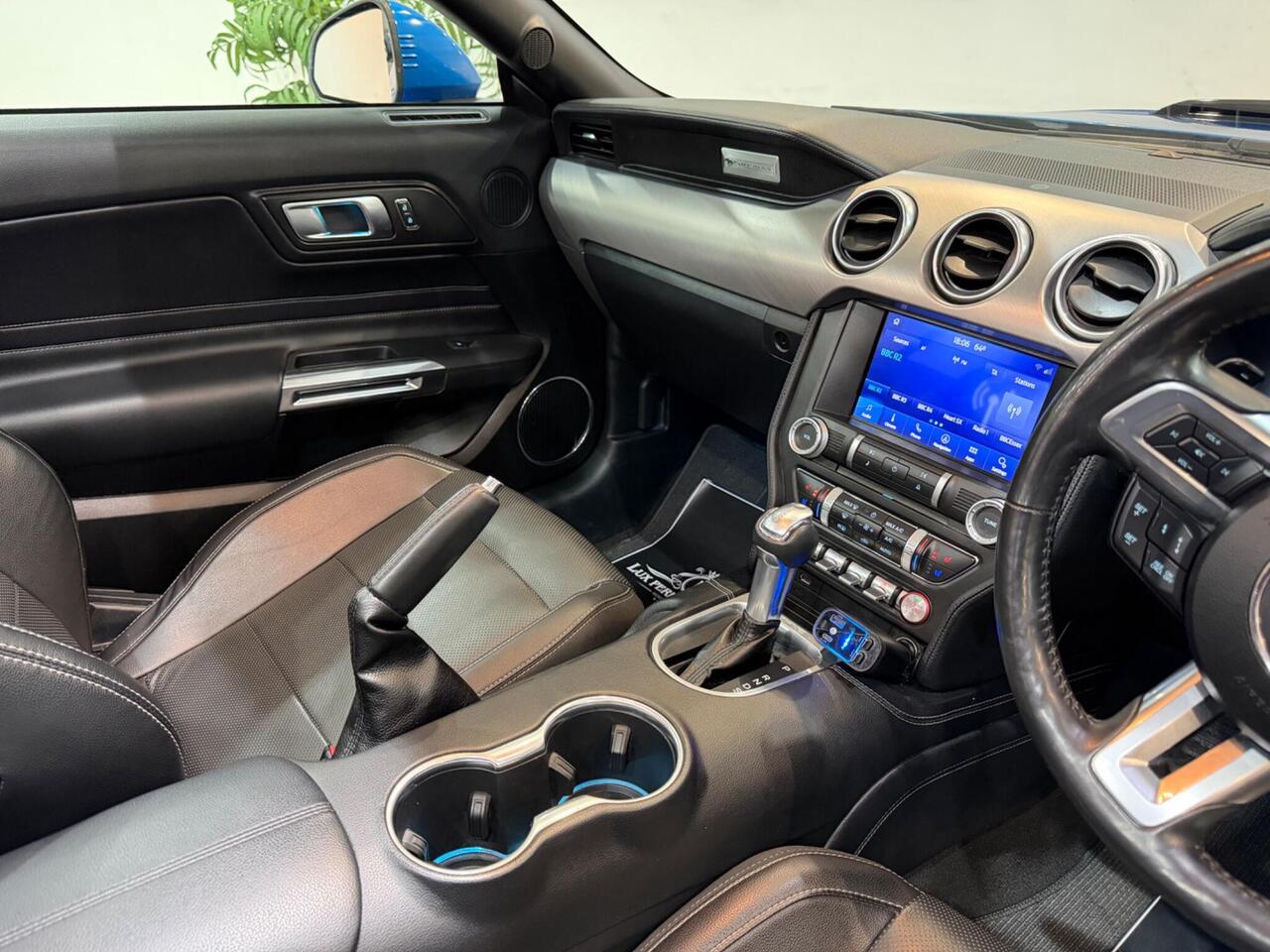 Ford Mustang — photo 5