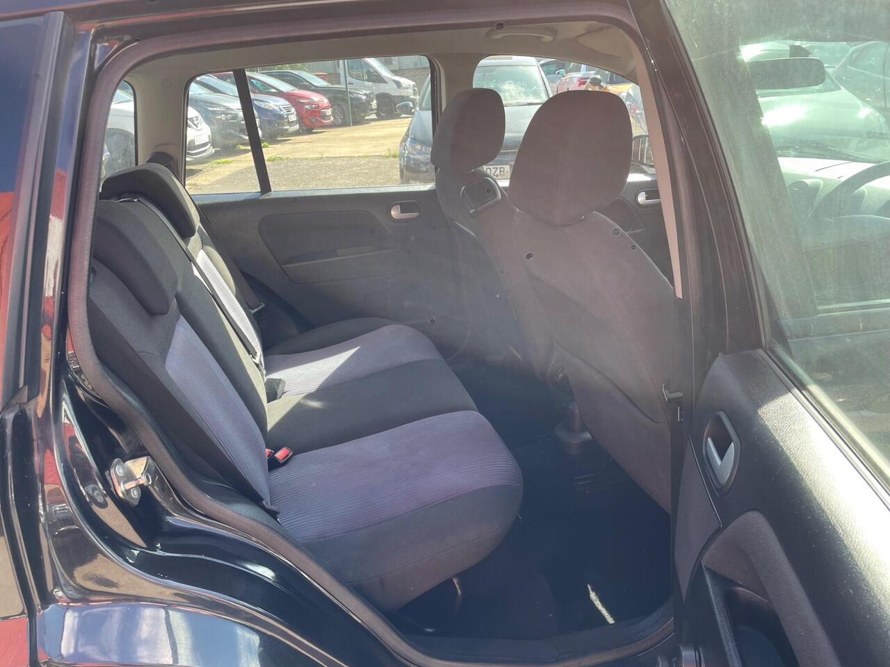 Ford Fusion — photo 9