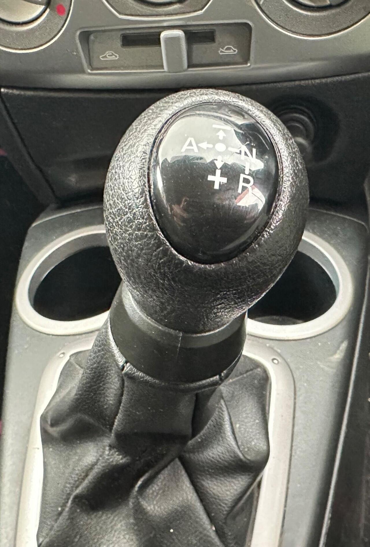 Mazda Mazda2 — photo 23