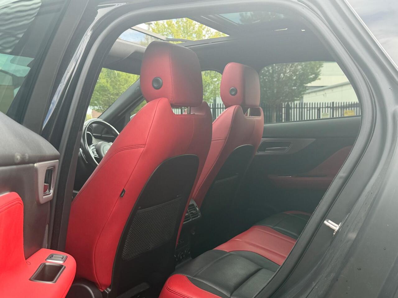Jaguar F-PACE — photo 14