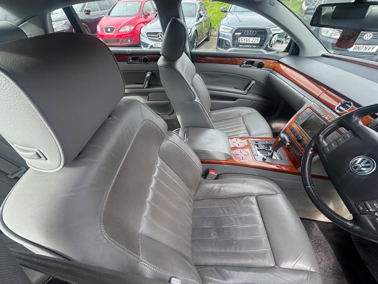 Volkswagen Phaeton — photo 17