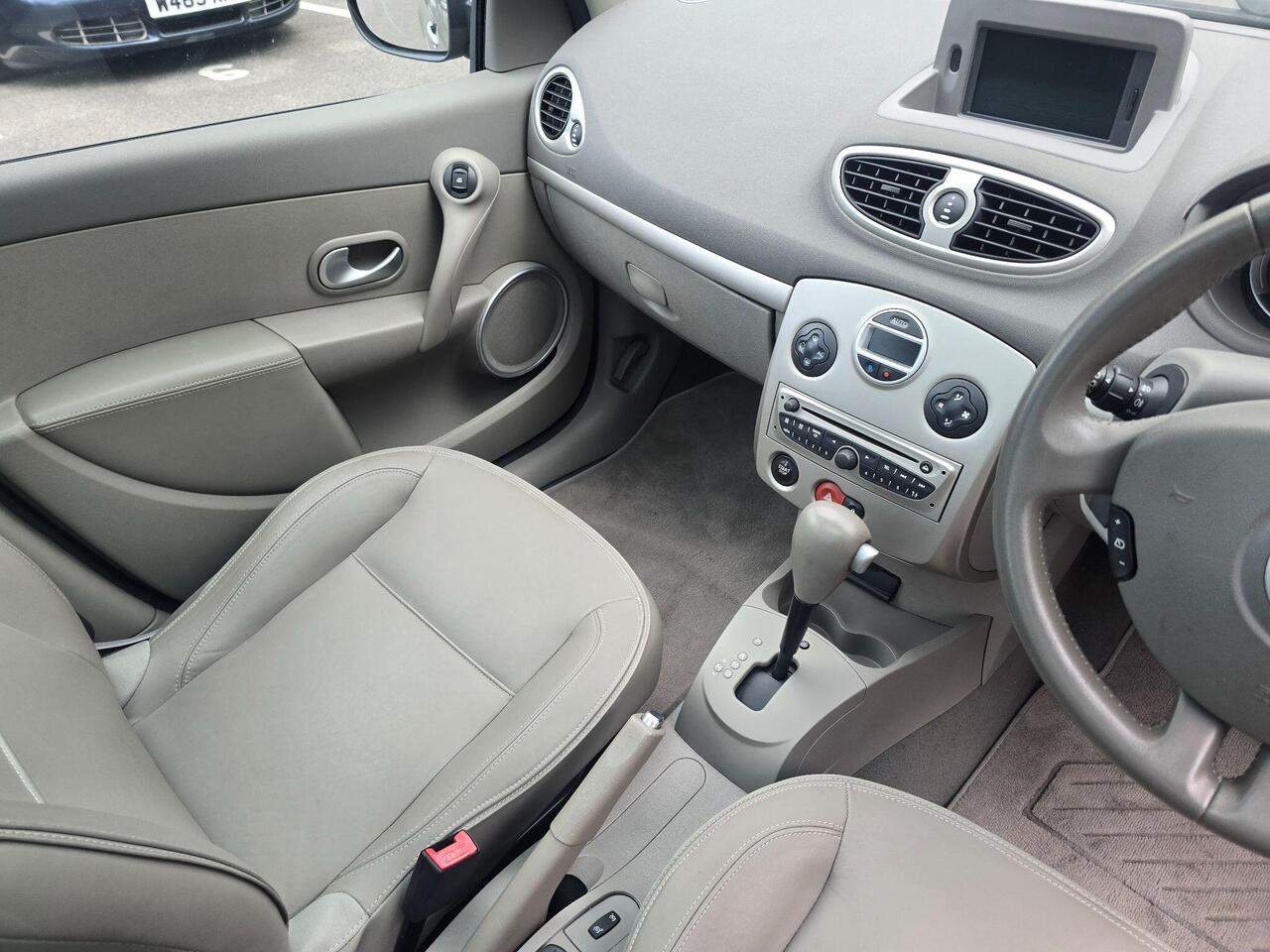 Renault Clio — photo 12