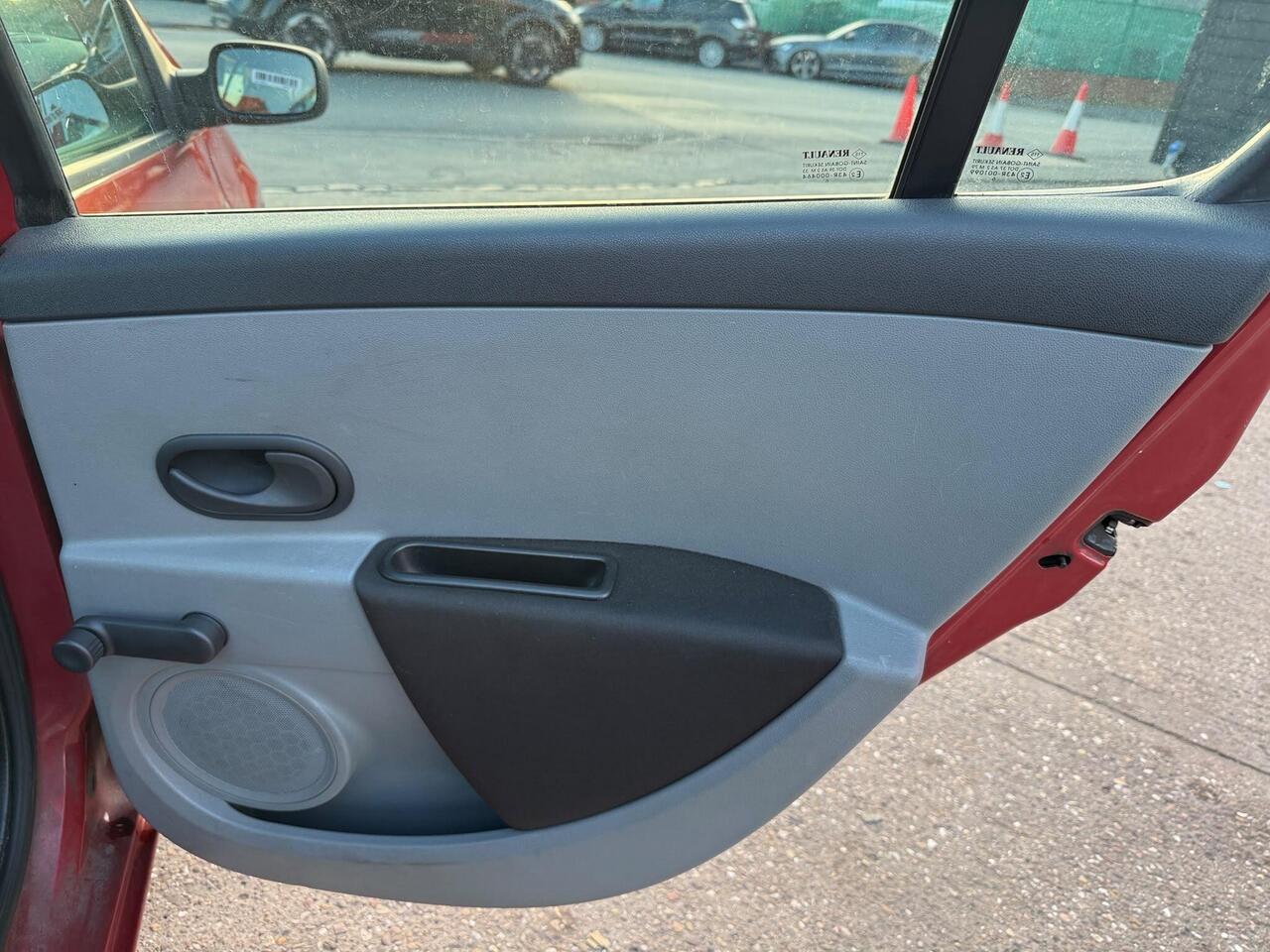 Renault Clio — photo 13