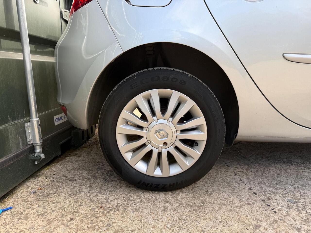 Renault Clio — photo 27