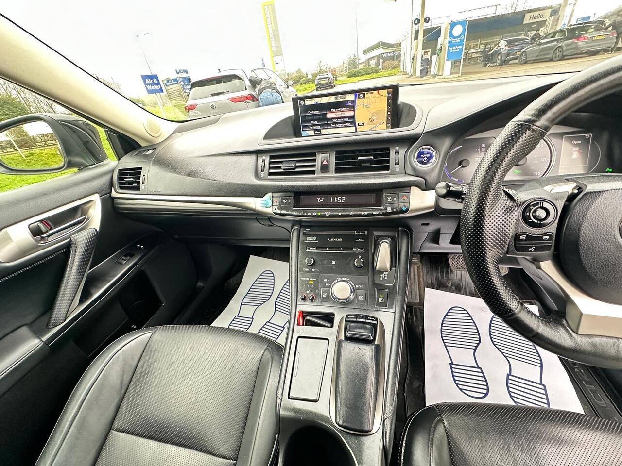 Lexus CT — photo 14