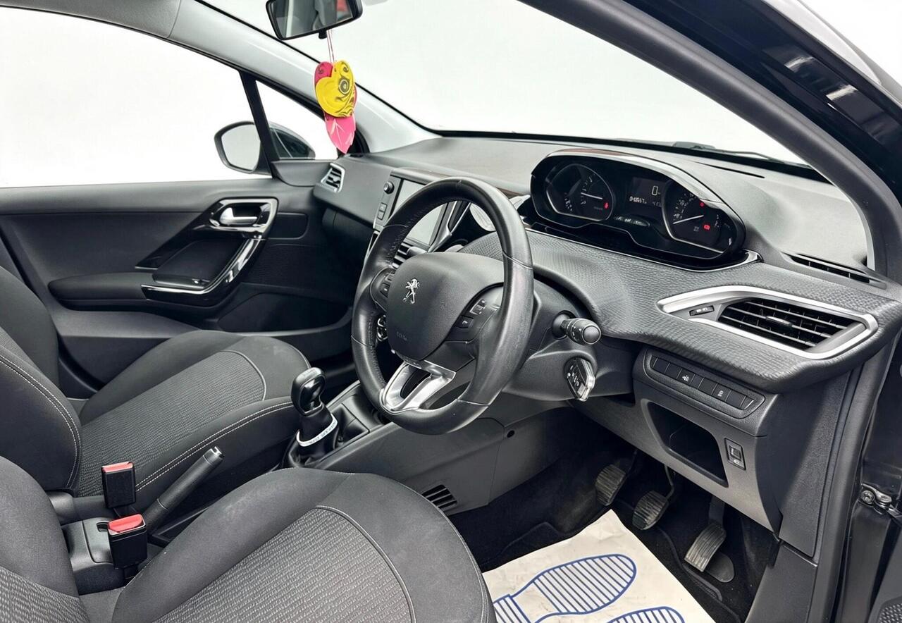 Peugeot 208 — photo 12