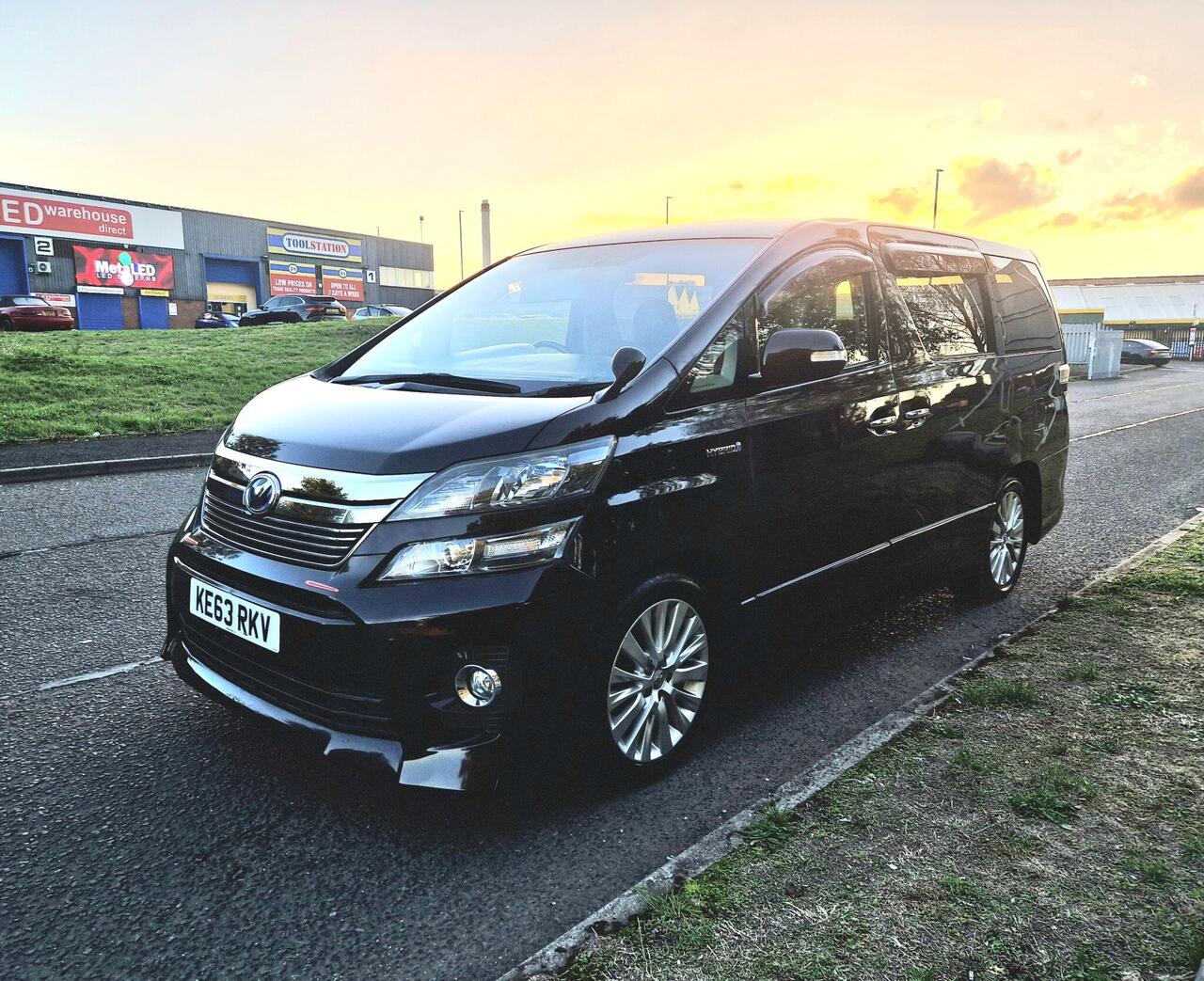 Toyota Vellfire — photo 3