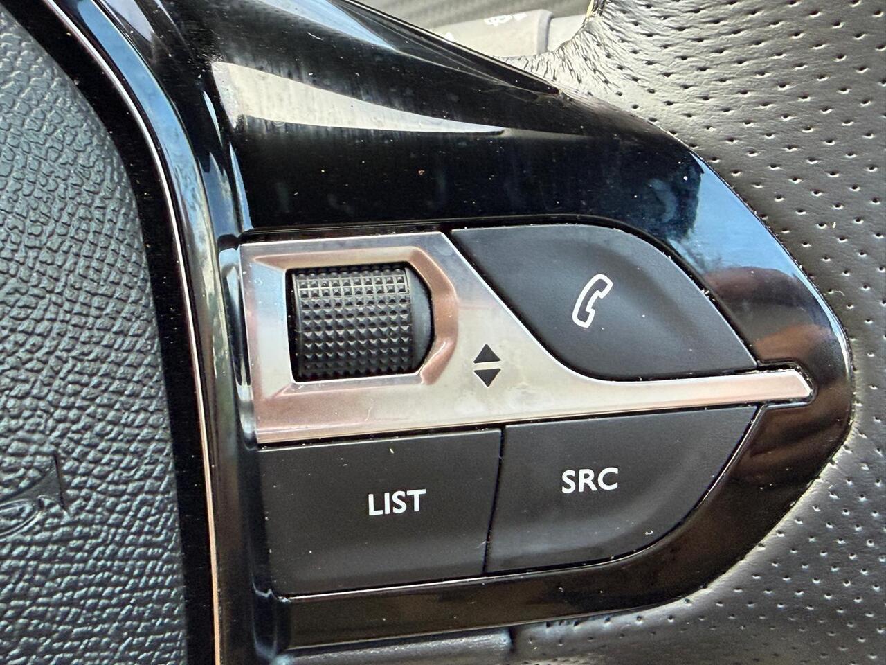 Peugeot 208 — photo 19
