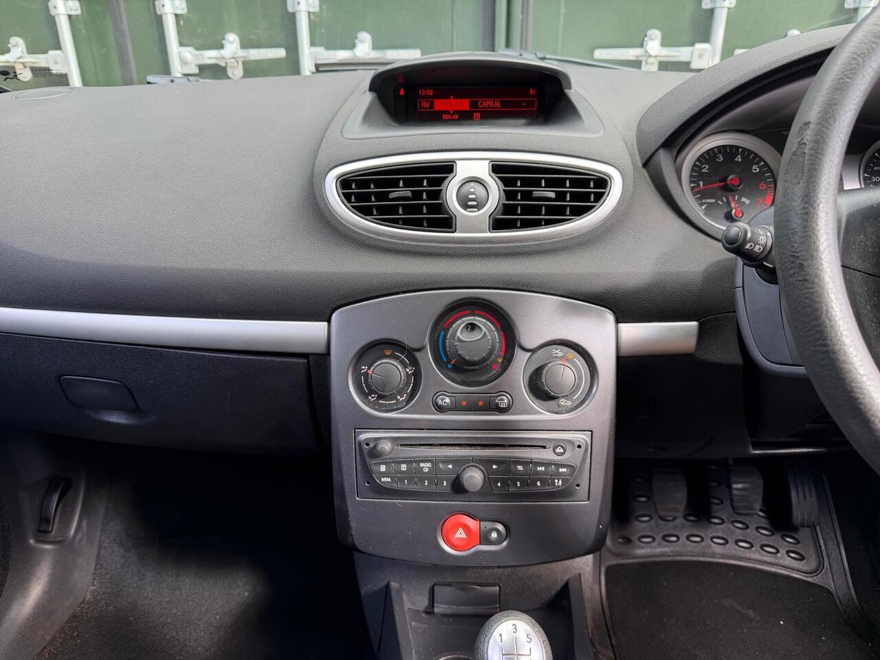Renault Clio — photo 15