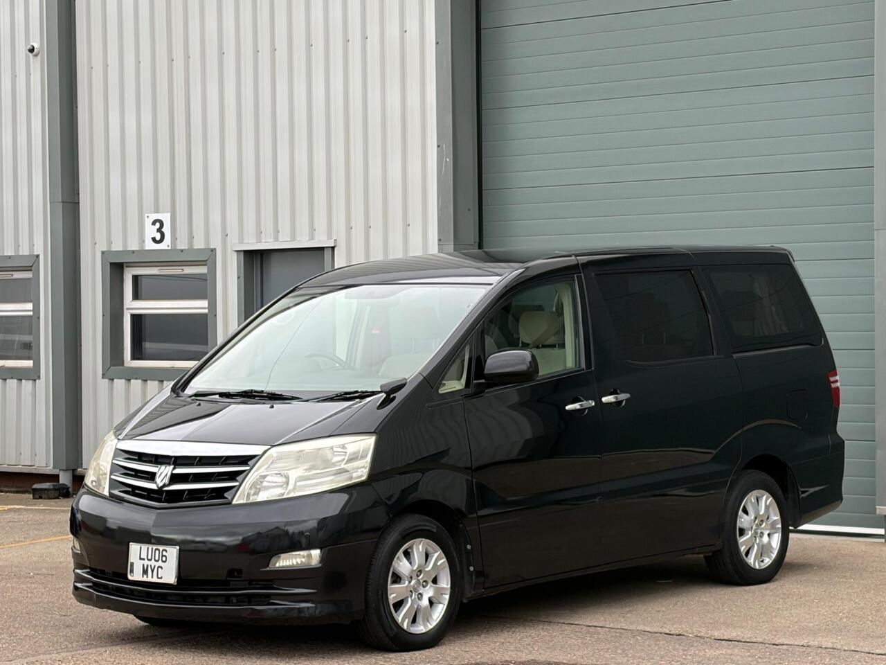 Toyota Alphard — photo 3