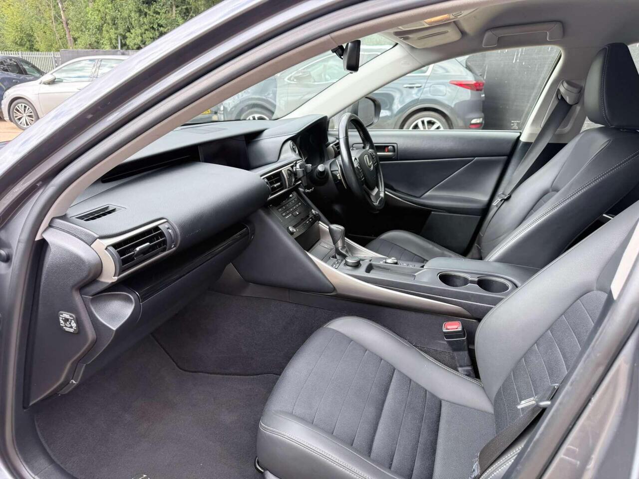 Lexus IS — photo 18