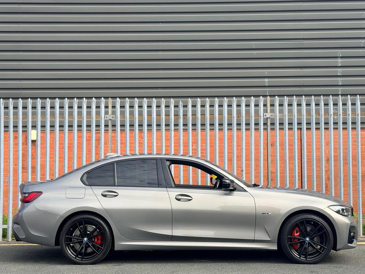 2022 BMW 3 Series 2.0 330e 12kWh M Sport Pro Edition Auto xDrive Euro 6 (s/s) 4dr, photo 2