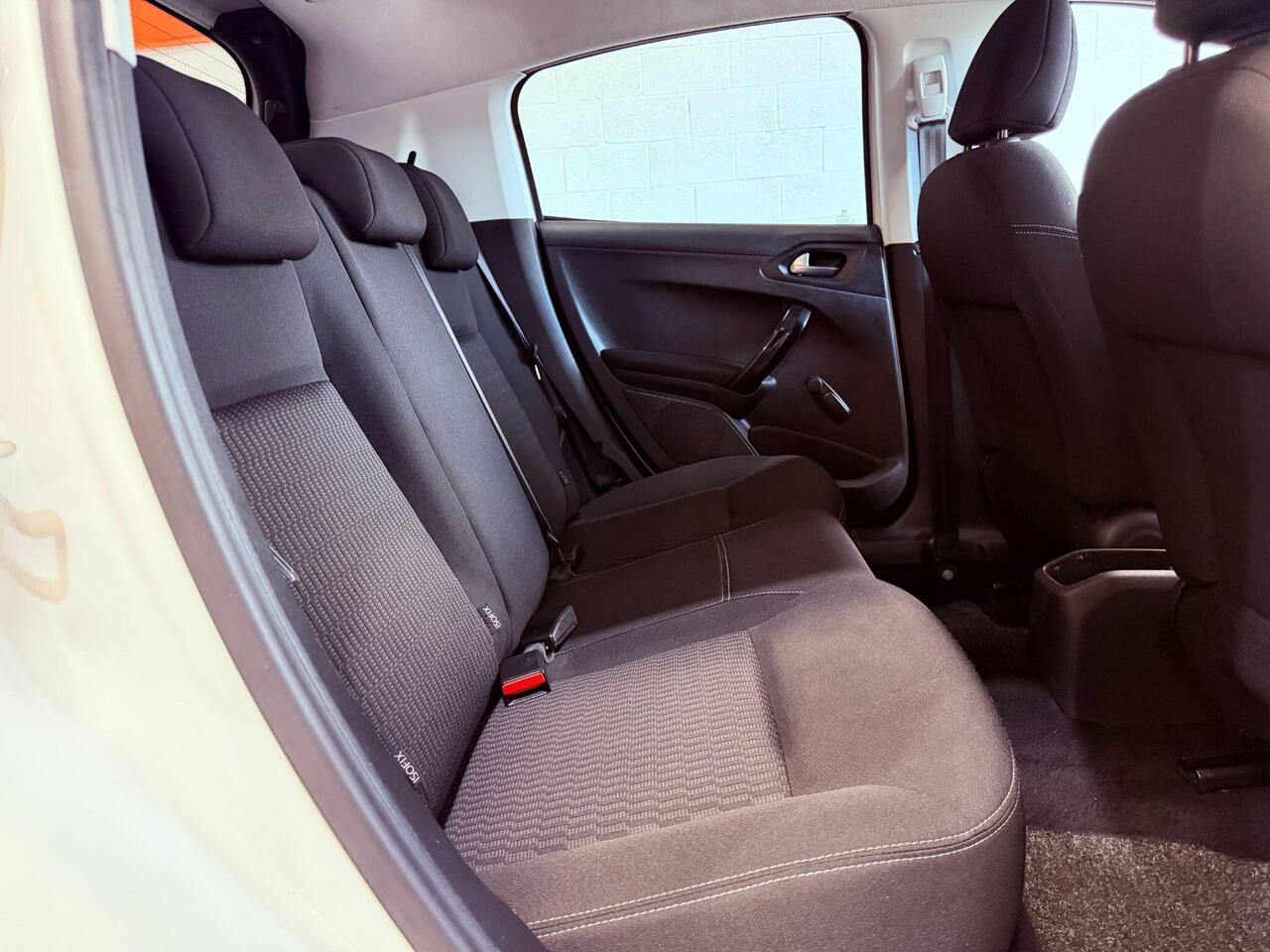Peugeot 208 — photo 37