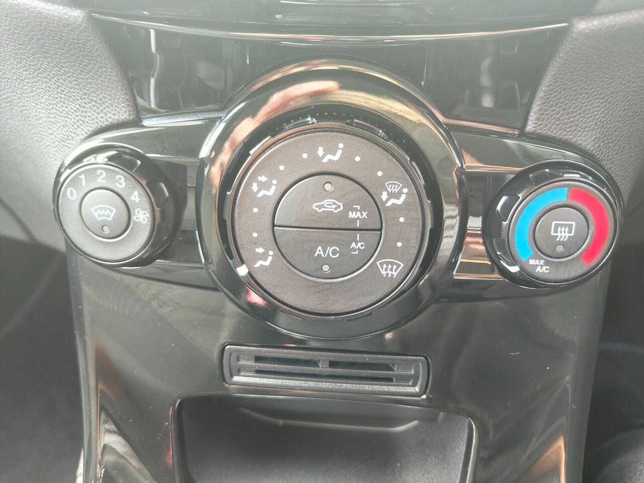 Ford Fiesta — photo 19