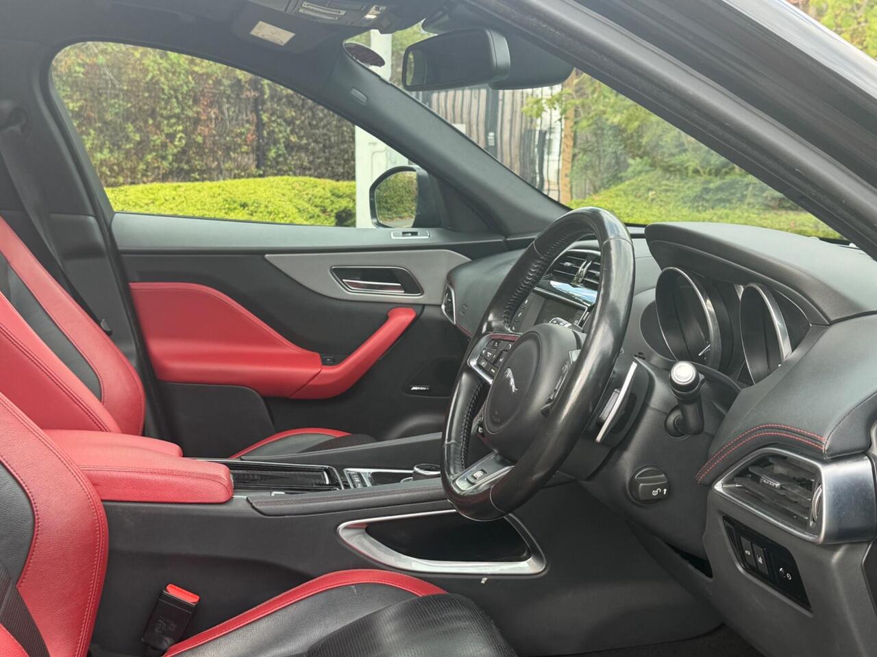 Jaguar F-PACE — photo 23