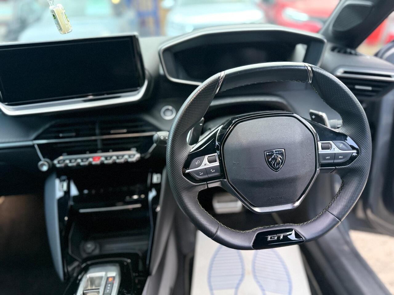 Peugeot 208 — photo 12