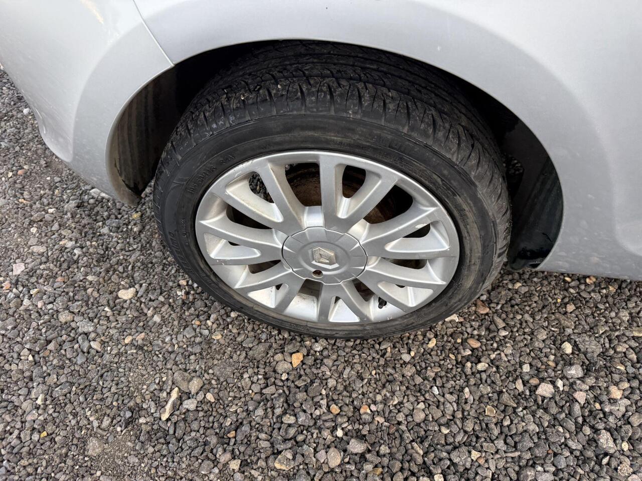 Renault Clio — photo 11
