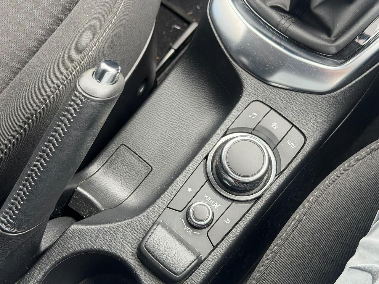 Mazda Mazda2 — photo 28