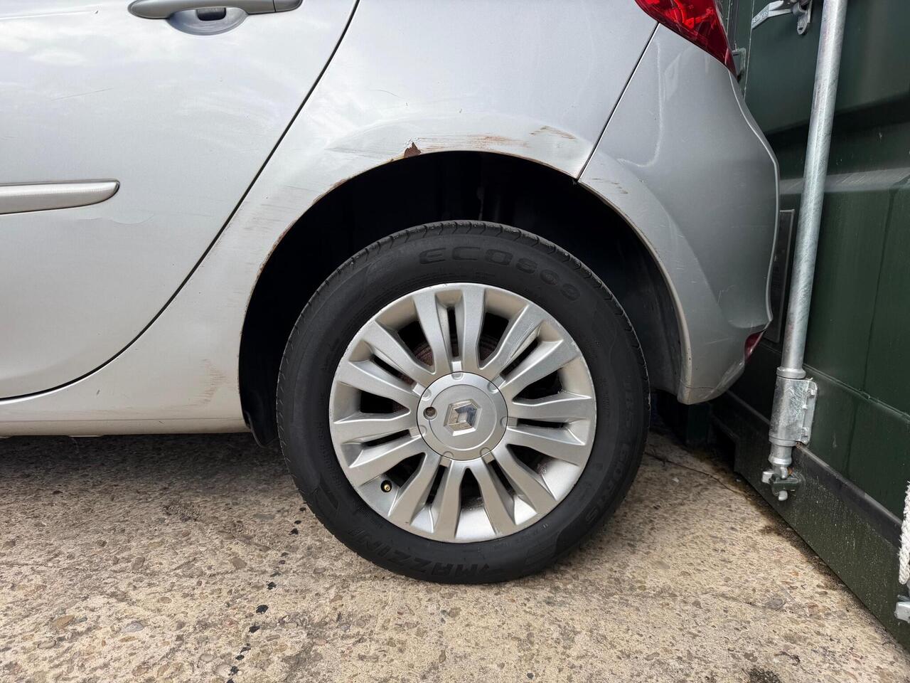 Renault Clio — photo 28