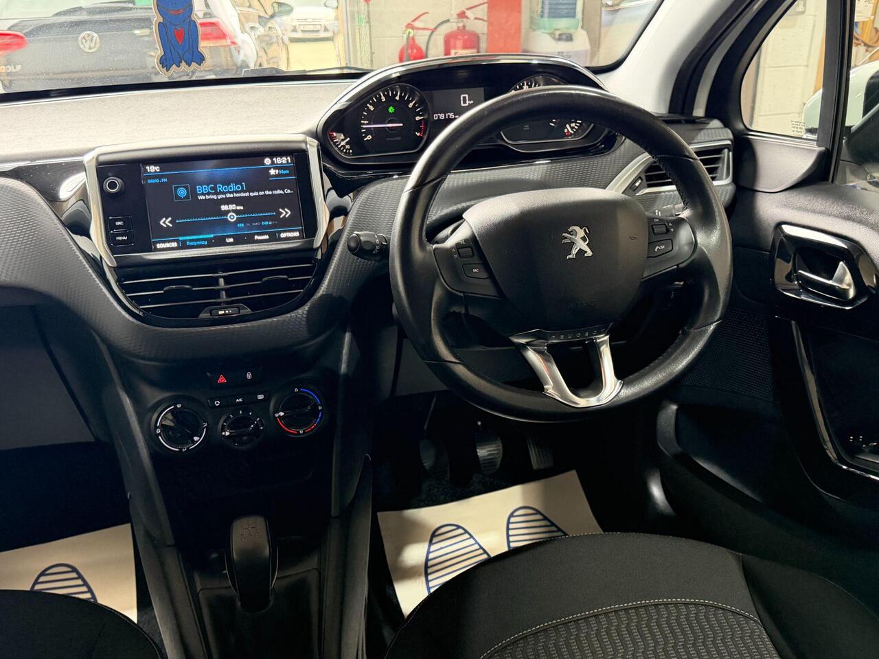 Peugeot 208 — photo 18
