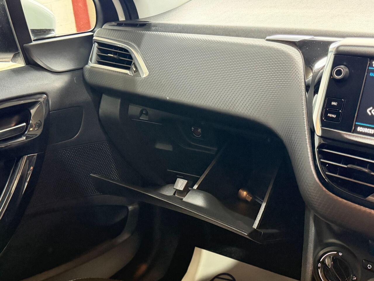 Peugeot 208 — photo 58