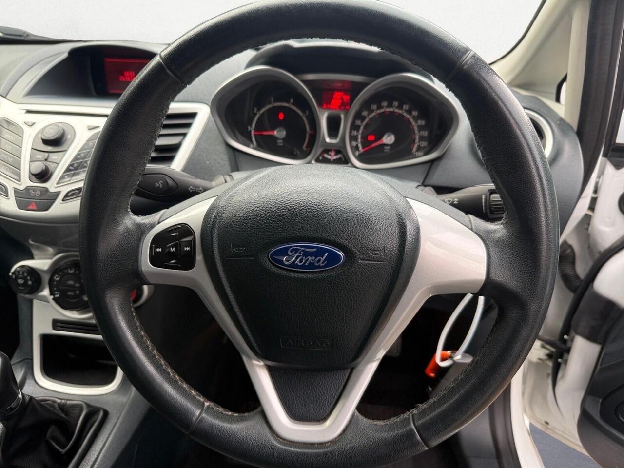 Ford Fiesta — photo 17