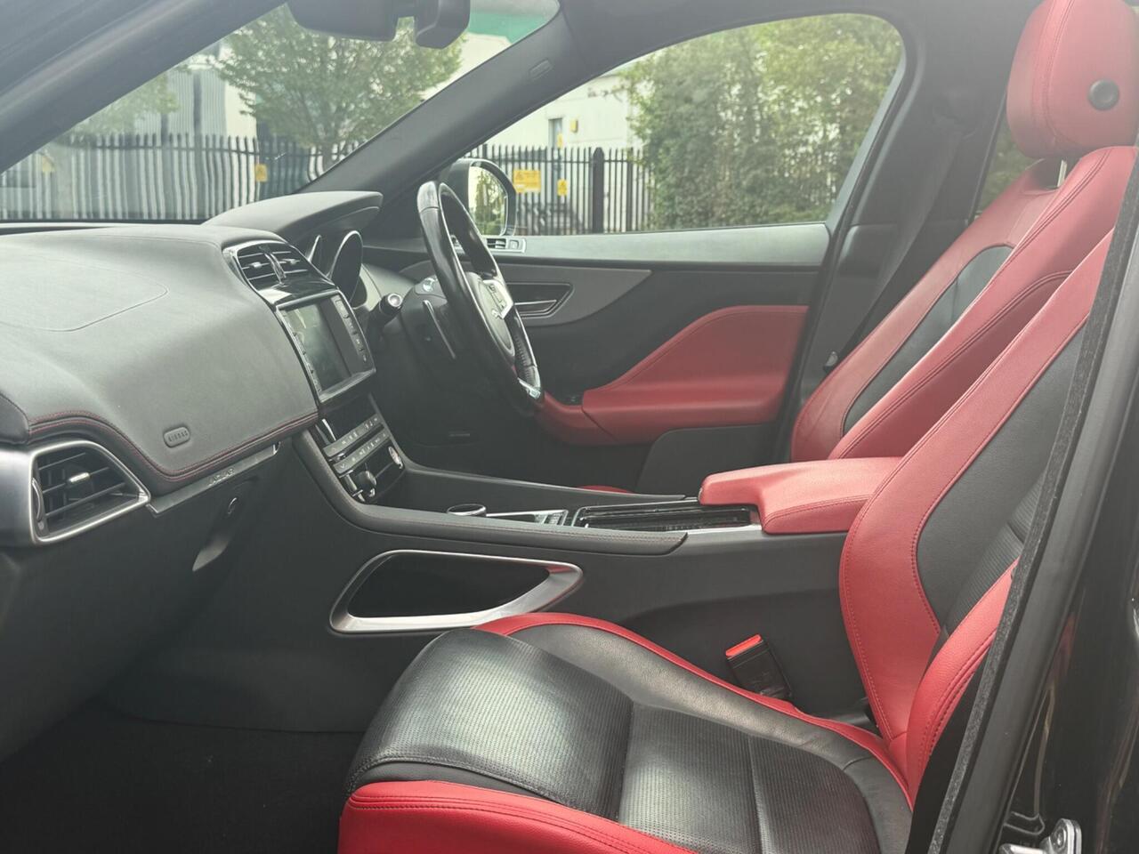 Jaguar F-PACE — photo 21