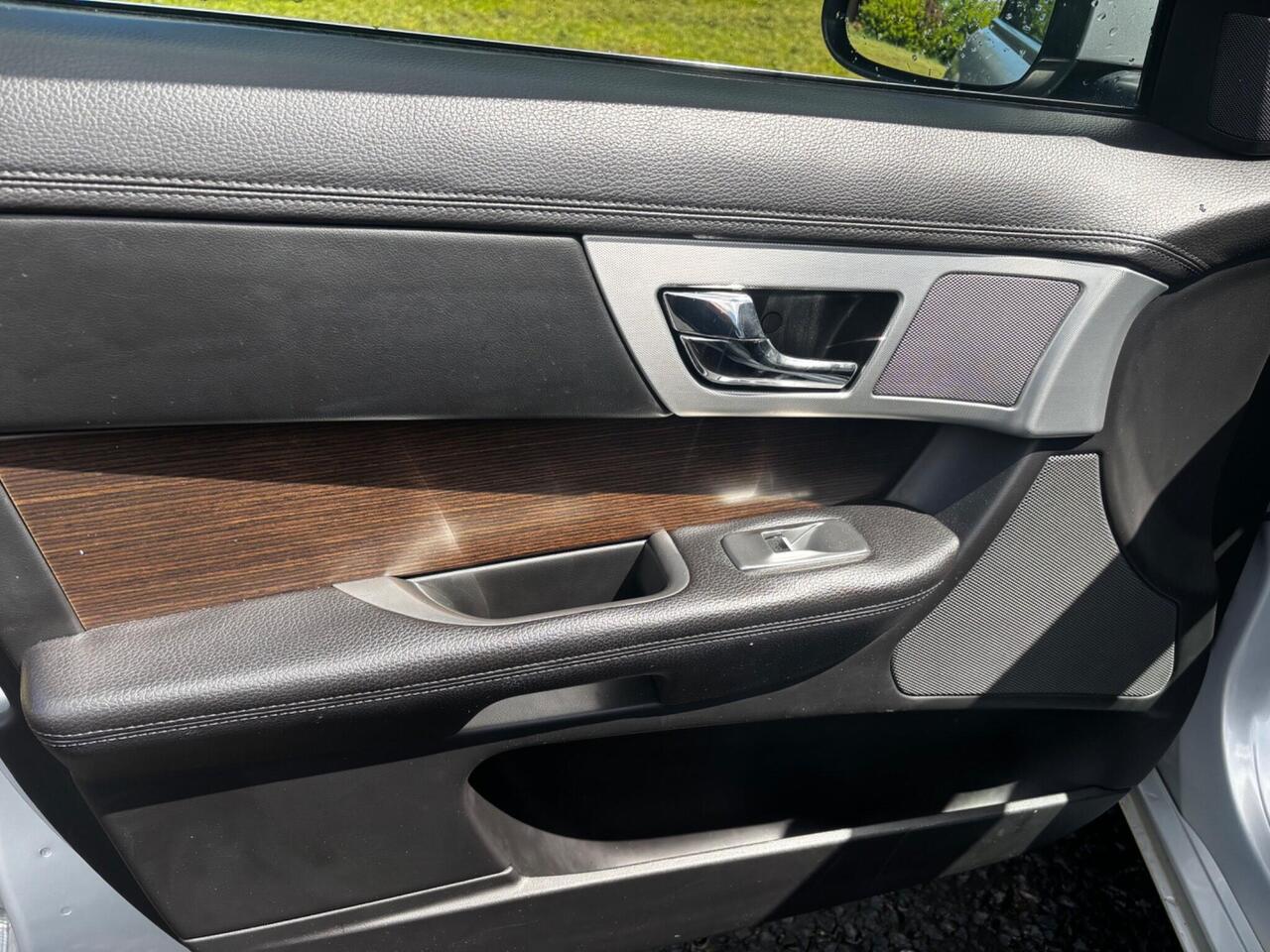 Jaguar XF — photo 19