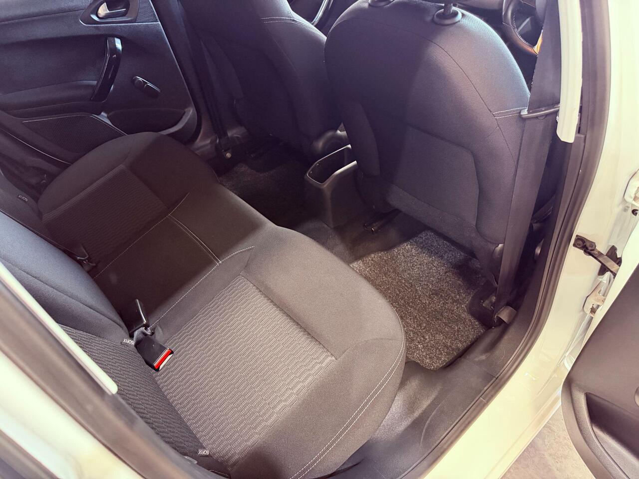 Peugeot 208 — photo 11