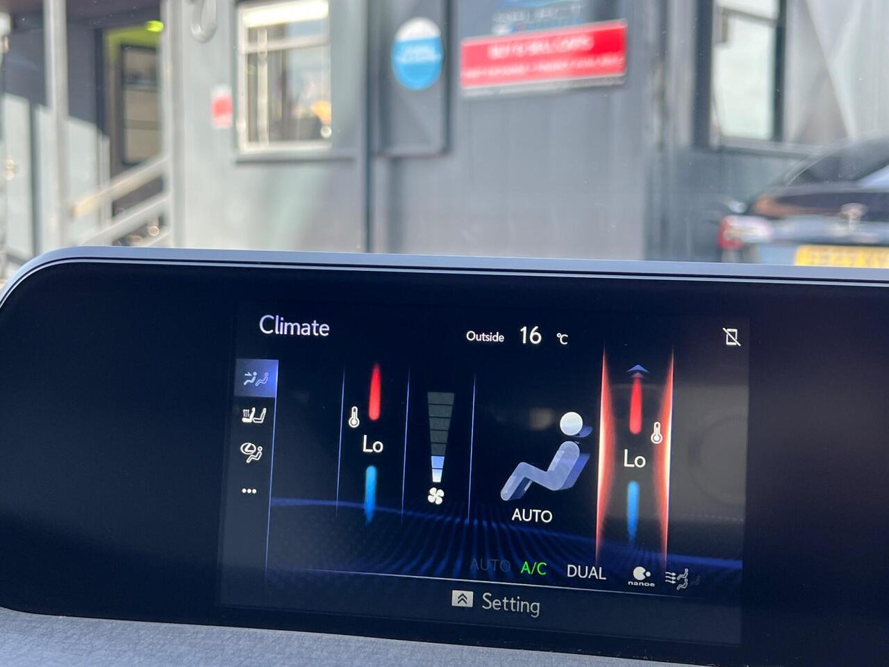 Lexus UX — photo 56