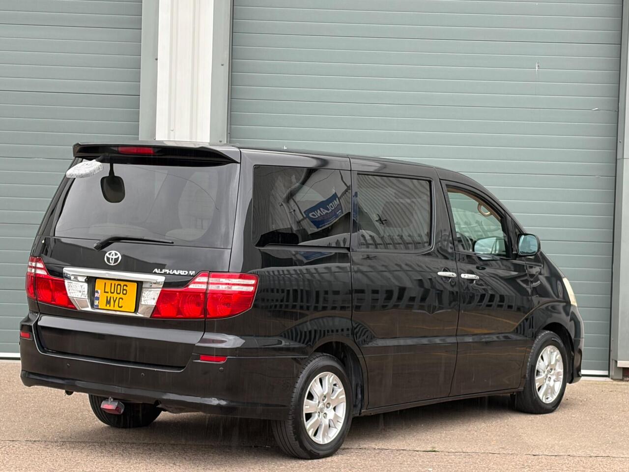 Toyota Alphard — photo 12