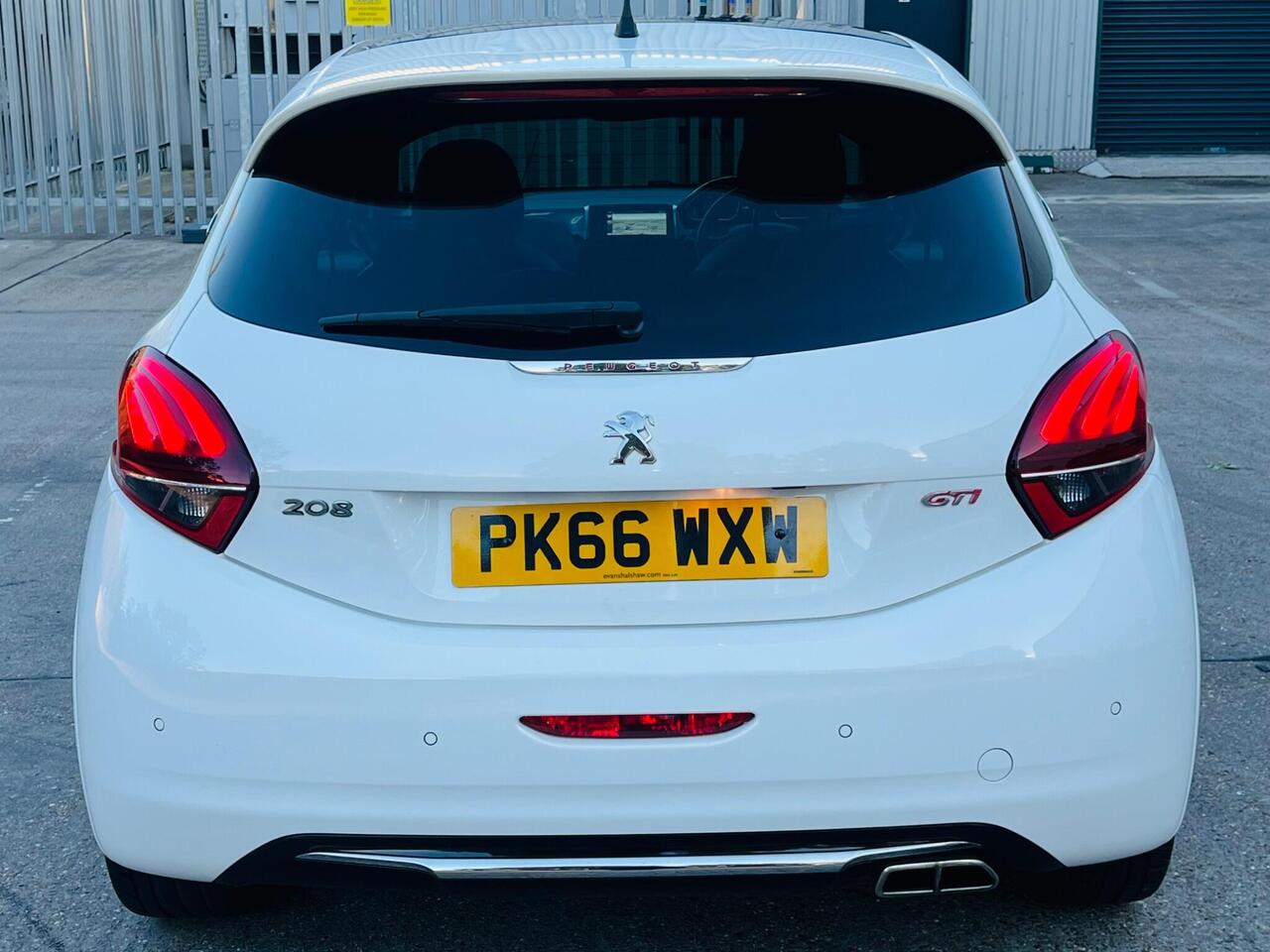 Peugeot 208 — photo 25