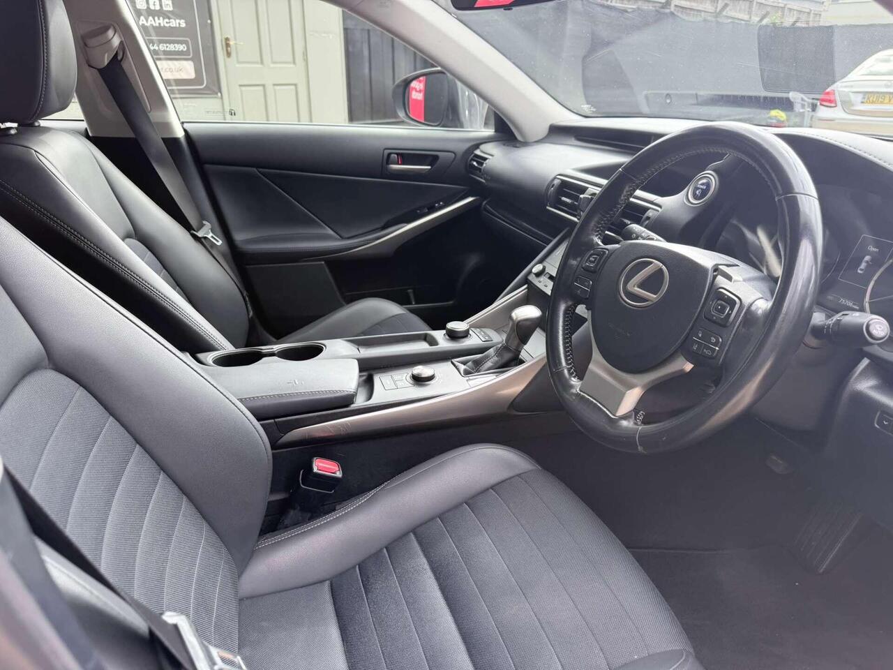 Lexus IS — photo 16