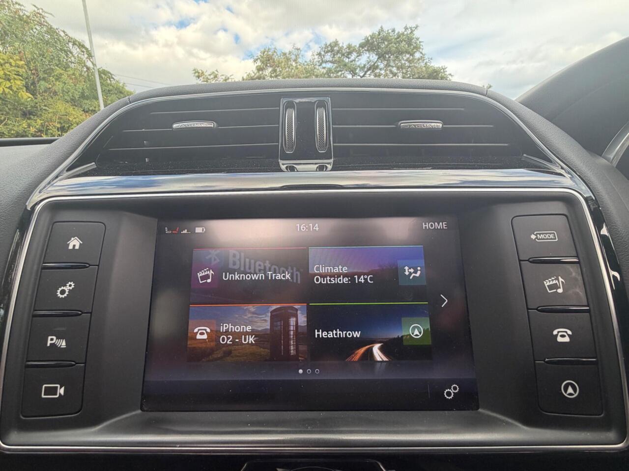 Jaguar F-PACE — photo 17