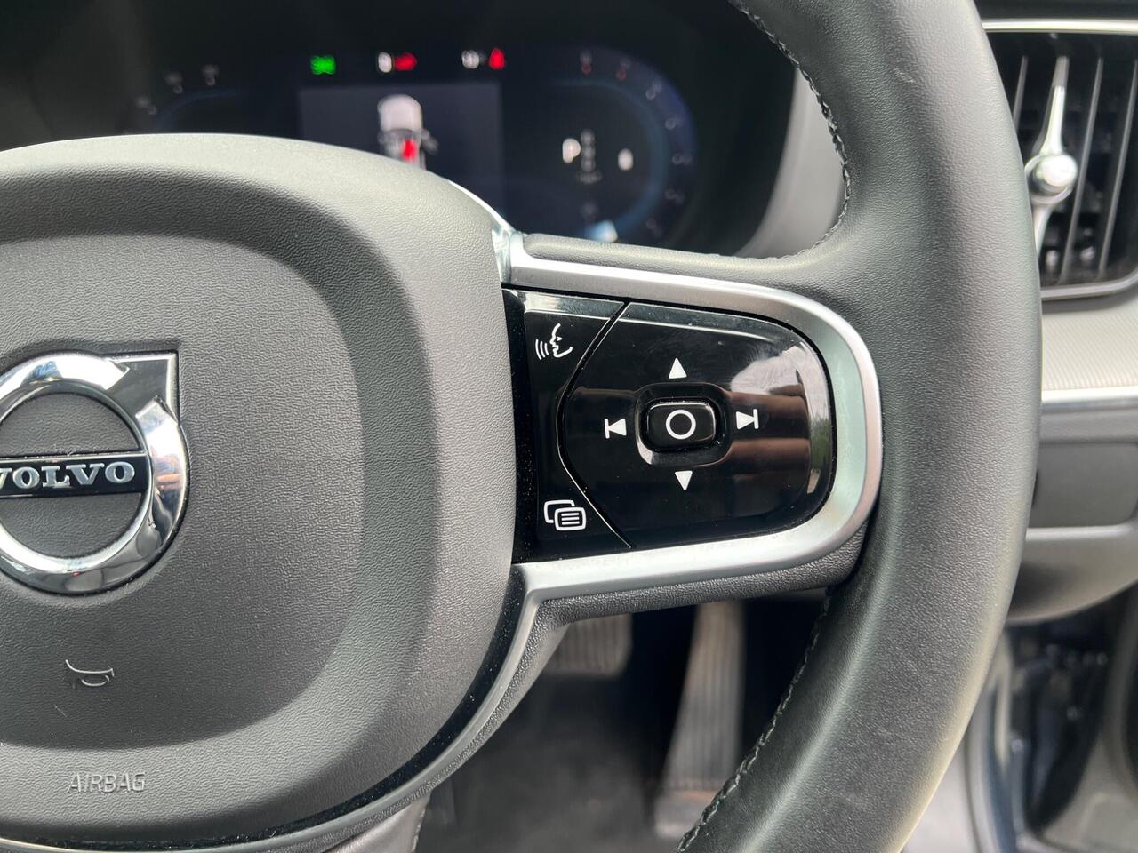 Volvo XC60 — photo 33