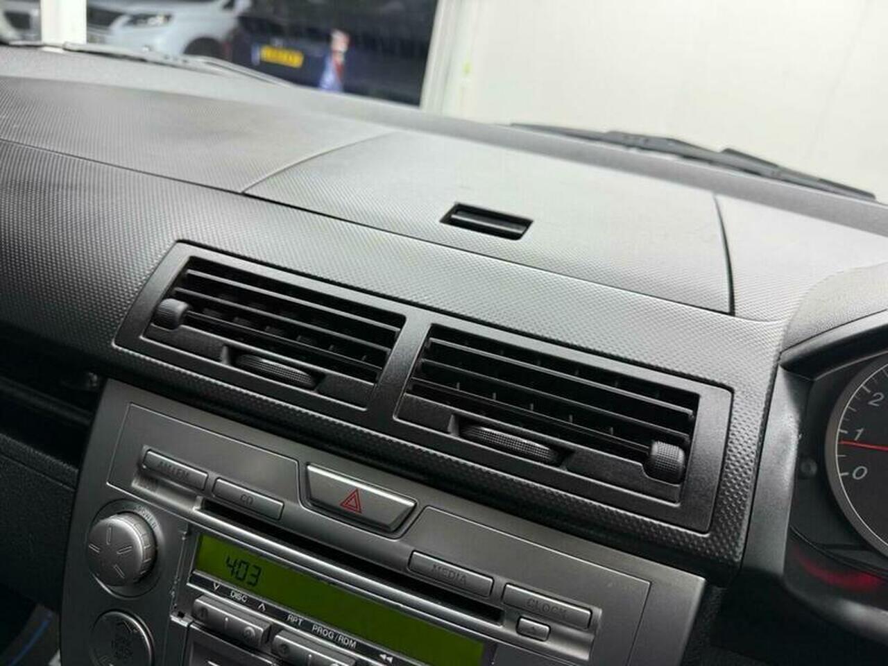 Mazda Mazda2 — photo 41