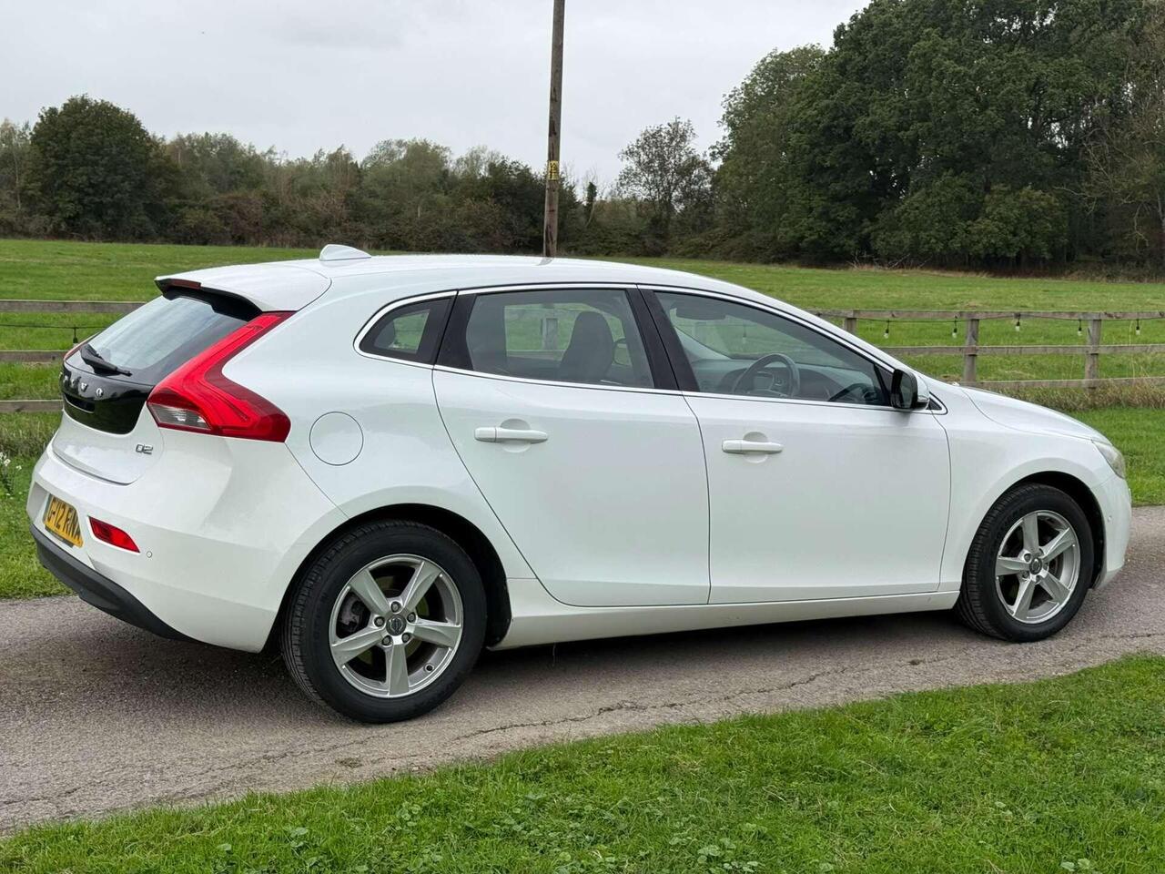 Volvo V40 — photo 11